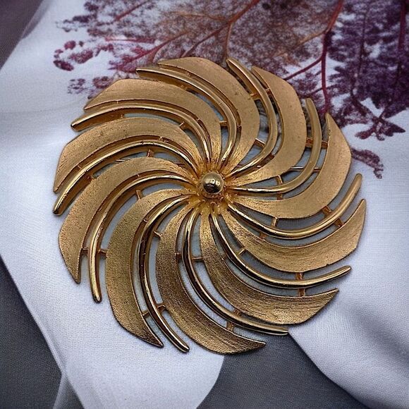 Sarah Coventry Swirl Pinwheel Brooch Pin Brushed Gold LARGE Vintage MCM Mod Dome - Picture 12 of 14